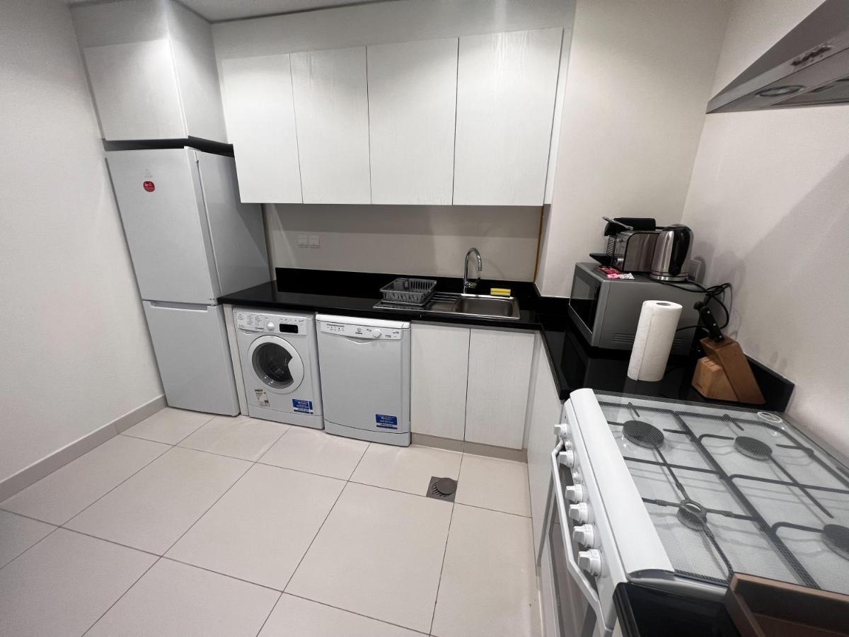 Lovely One Bedroom With World Class Amenities Apartment *